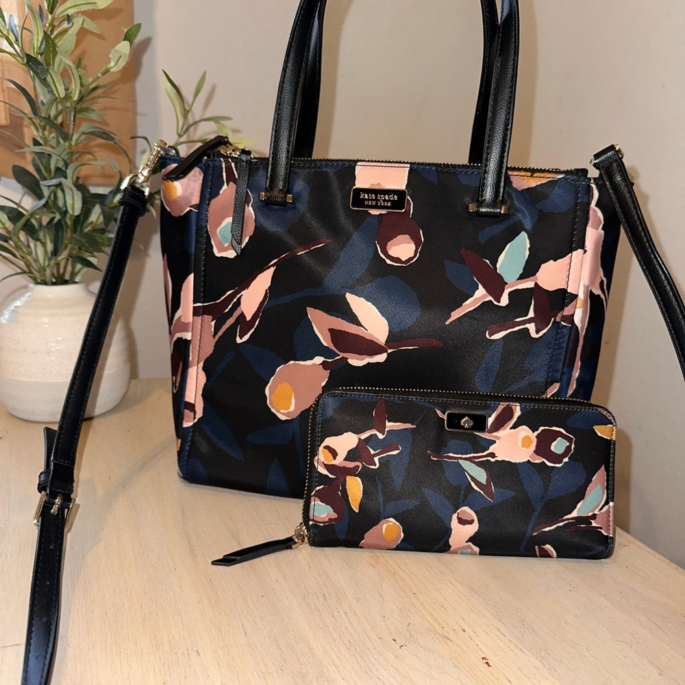 Kate Spade New York Navy Floral Tote & Matching Zip Wallet Set. Crossbody Strap